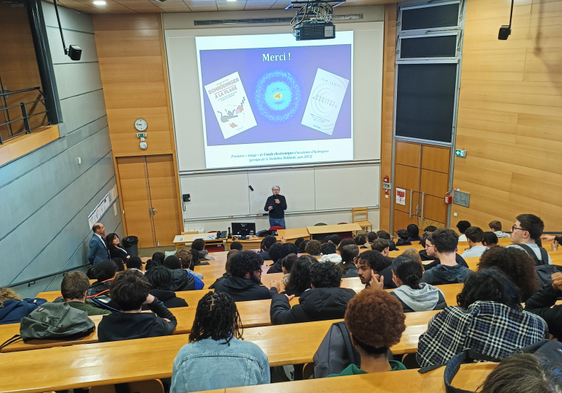 Intervention de Charles Antoine : « La découverte du monde quantique. Déjà un siècle et ce n'est qu'un début ! » devant une centaine d’élèves de Terminale du lycée de Moissy Cramayel (77).